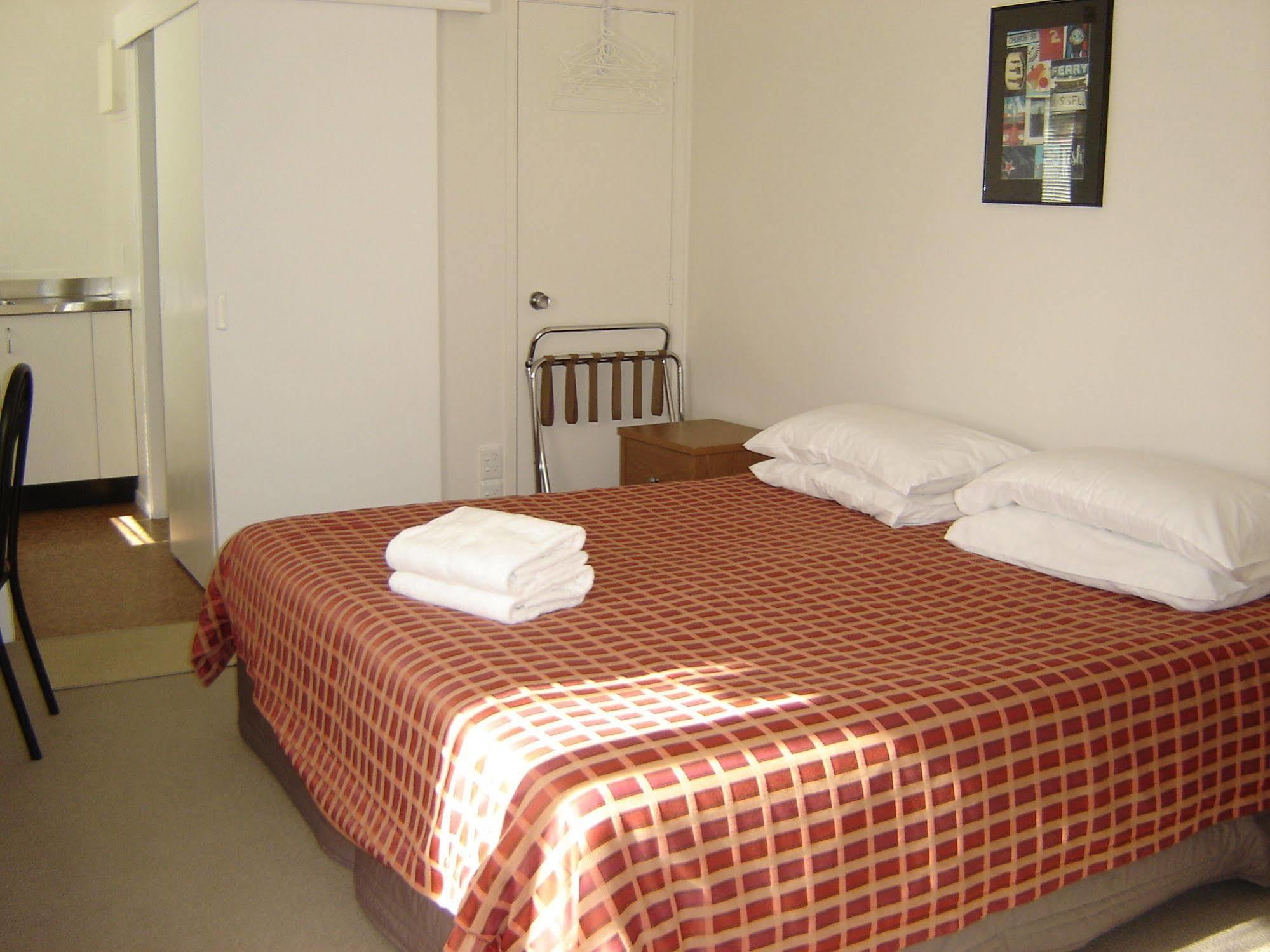 Motel Motel Russell Russell